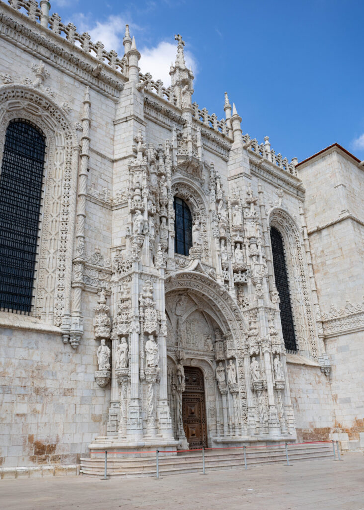 A door at the Jerónimos Monastery