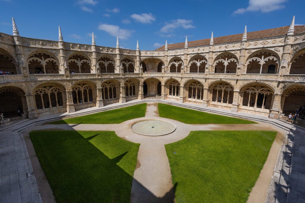 The cloister at Jerónimos Monastery
