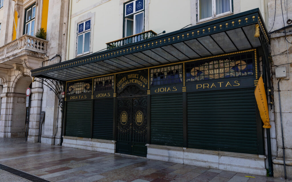 Located on Praça do Rossio, Joalharia Ferreira Marque is where James Bond (George Lazenby) bought Countess Tracy di Vicenzo her engagement ring in the movie "On Her Majesty's Secret Service"