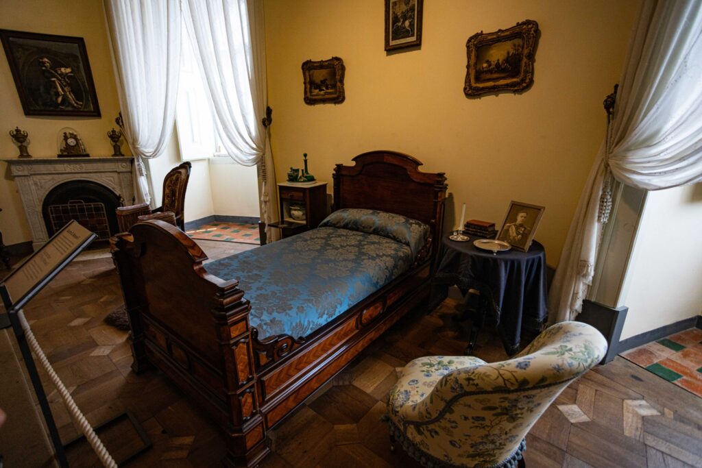 The King's bed. He was actually taller than this makes hime appear, in his time people thought sleeping sitting up was better for your health.