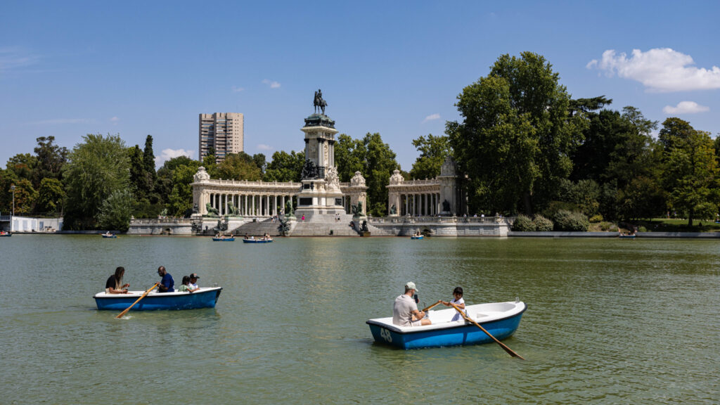 Some boaters on Estanque Grande del Retiro