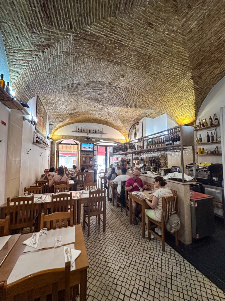 Inside A Licorista e O Bacalhoeiro, Lisbon
