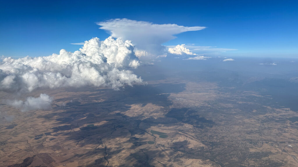 I liked this cloud over Spain getting ready to create rain on the plain.